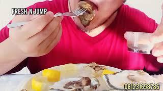 [Fresh N Jump] INDONESIAN OYSTER BEING EATEN ALIVE!! CRUNCHY AND SWEET!! Surabaya City - East Java