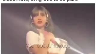Lisa's reaction when she saw her classmate, omg this is so pure ️