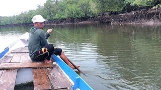 SAMBARAN IKANNYA SEMAKIN BERDATANGAN KEPINGGIRAN SUNGAI INI