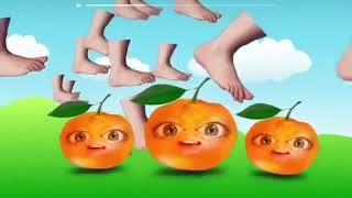 Éplucher les mandarine à avec vos pieds