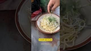 Unik banget Cara penyajian Mie Kopyok khas Semarang ini #miekopyok #kulinerviral #shorts