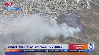 Brush fire erupts near homes in Simi Valley
