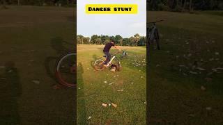 DANGER STUNT  #cyclestunt #shorts #shortsfeed #viralvideo #mtbstunt #danger #rider #ytshorts #yt