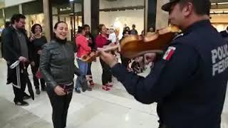 El Mariachi de la Policía  Federal Mexicana cantando Viva  México