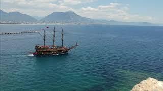 (Bez tantiem/praw autorskich) HD Royalty Free wideo: Statek płynący po pięknych wodach oceanu