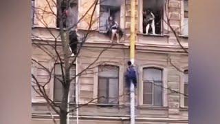 Дворник вытащил из горящего дома несколько человек в Санкт-Петербурге