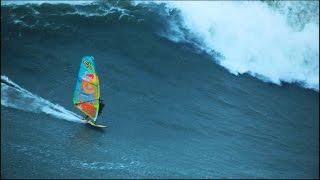 Windsurf: Jason Polakow surfe la vague géante de Nazaré