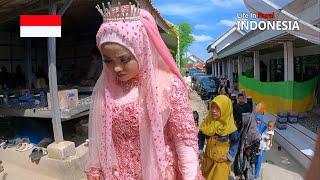 muslim wedding video in indonesia, This bride is still very young,  in Indonesia village