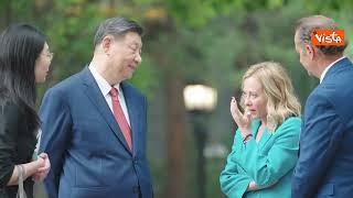 Giorgia Meloni e Xi passeggiano nei giardini tradizionali della Residenza di Stato cinese