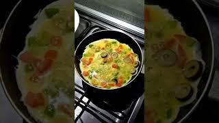 اكله صحيه #اومليت بالبيض و #الخضروات للفطور او للعشاء#breakfast #eggs الطريقه في قناة اليوتيوب️