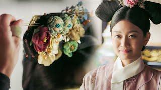 The maid looked at the emperor's actions and understood that the position of queen belonged to Ruyi!