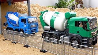 Truk pengaduk beton dan kendaraan konstruksi jembatan mainan