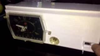 PAPER WHITE Mid Century Retro RCA Victor C-4E Clock Radio 1959 Tube AM Clock Radio Works Great!