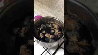Покраска пасхальных яиц,с помощью шелухи и зелёнки