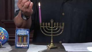 Jewish Traditions : How to Light the Menorah