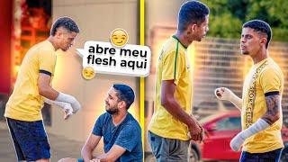 PEDINDO PRA ABRIR MEU FLASH - pegadinha