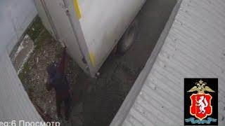 Грузовик задавил собственного водителя