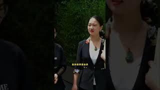 来得早不如来得巧，客户最后还是挑选到了心仪美镯。