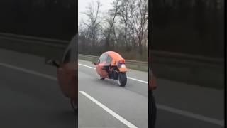 Почему этот байк не падает, как обычный?