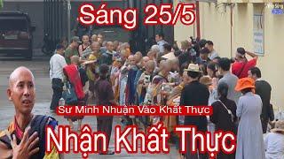 Sáng sớm 25/5 sư Minh Tuệ khất thưc, sư Minh Nhuận vào khất thực