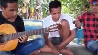 Tuna Netra asal Dompu jago bermain gitar