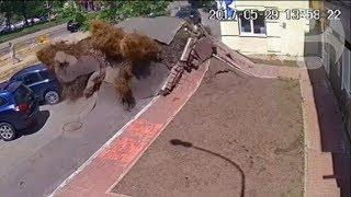 Underground water pipe explosion destroys road in Ukraine