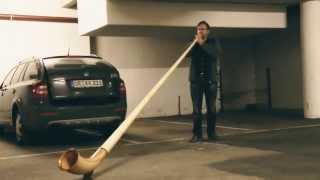 Alphorn im Parkhaus - alphorn in the car park