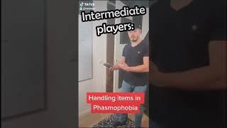 How new players handle items vs how pro players handle items in Phasmophobia #shorts