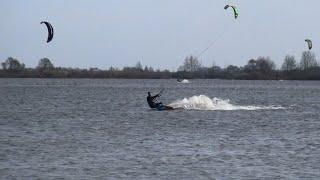 Разлив реки Оки в Рязани, кайты и виндсерфинг на залитых водой полях. Kitesurfing in high water.