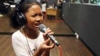 10 year old girl sings Listen!!!