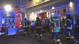 Rauchentwicklung in Keller in Bonner Innenstadt mit Eintreffen Feuerwehr am 27.10.2014