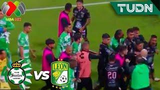 ¡HAY BRONCA! Jugadores se enfrascan en conato | Santos 0-1 León | AP2023-J12 | Liga Mx | TUDN