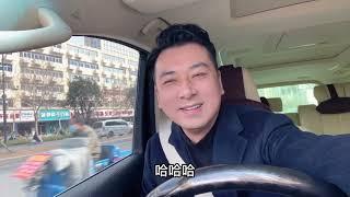 路哥送给母亲的眼镜坏了 担心路爸吵他 偷偷喊儿子去修理 真可爱