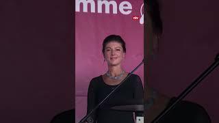 Farbattacke auf Wagenknecht bei Rede in Erfurt | #ntv #shorts #news #bsw #wagenknecht #politik