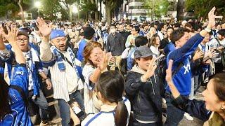 横浜ＤｅＮＡベイスターズ２６年ぶり日本一に沸く横浜公園、みなとみらい駅／神奈川新聞（カナロコ）