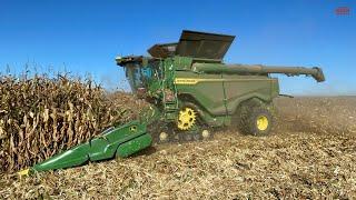 JOHN DEERE X9 1000 Combine Harvesting Corn