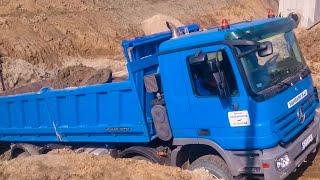 The truck driver didn't expect this! Trucks transport cargo through mud in harsh off-road conditions