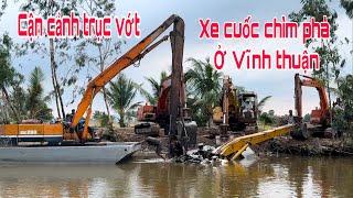 huy động bốn xe cuốc lại trục vớt xe cuốc cần dài chìm phà ở Vĩnh thuận kiên Giang