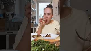 Убралась дома, приготовила всем, не дает мне  пожрать Даниль #мукбанг #mukbang