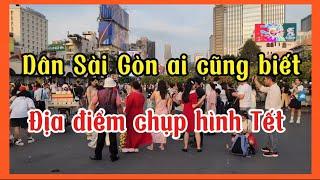 NGƯỜI NƯỚC NGOÀI TRẦM TRỒ ÁO DÀI ĐẸP CHỤP HÌNH TẾT DÂN SÀI GÒN