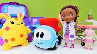 Çocuklar için doktor oyunu. Oyuncak tavşan Lucky Dr McStuffins'e gidiyor. Bebek oyunu.