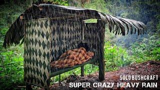 SUPER CRAZY HEAVY RAIN‼️ BUILD A SHELTER FROM WOVEN LEAVES