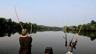 One of the best times to catfish.Moon setting and the sun rising. A recipe that lead to a broken 