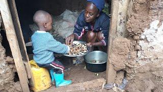 The house flooded and collapsed after heavy rain:Poor village mother is stressful and confused