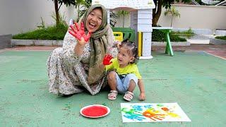 Aracelli Playing Paint With Five Fingers And Popping Water Balloons