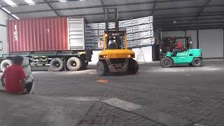 AMAZING FORKLIFT SKILLS,  MERBAU DECKING Loading Into Container Only 5 Minutes