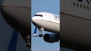 boing 777 United 676 land #aircraft #viral #reels #shortvideo