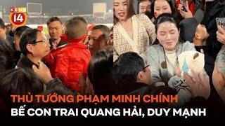 Thủ tướng Phạm Minh Chính bế con trai Quang Hải, Duy Mạnh sau trận đội tuyển Việt Nam thắng Myanmar