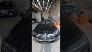 BMW 플래그쉽 세단 i7 60 모델 입니다.