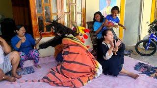 barongan galak ngamuk masuk rumah emak emak di hajar barongan-barongan woro